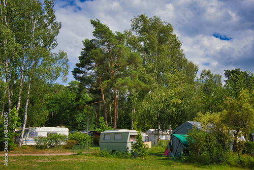 Wallpaper Mural Idyllisches Camping am Gorinsee bei Wandlitz mit Wohnwagen und Zelten unter hohen Kiefern und Birken, Brandenburg, Deutschland Torontodigital.ca