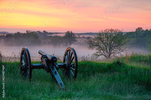 Kanone im National Military Park in Gettysburg kurz vor Sonnenaufgang