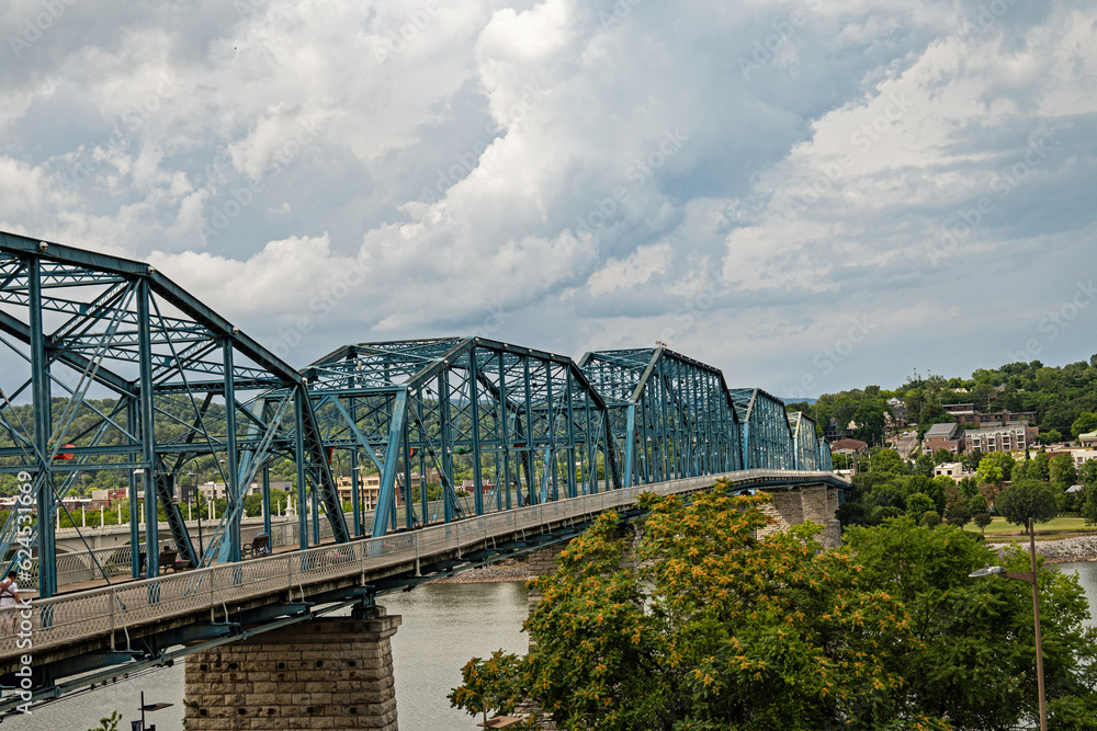Obraz premium view to Walnut Street Bridge and Tennessee river in Chattanooga