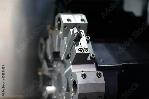 Foto turret head of CNC lathe machine and tool holder