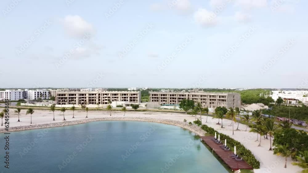 Vista drone panoramica de un complejo urbano para vacacionar con hermoso lago artificial. Vista drone panoramica de un complejo urbano para vacacionar con hermoso lago artificial.