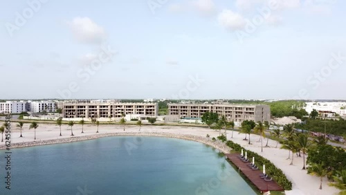 Vista drone panoramica de un complejo urbano para vacacionar con hermoso lago artificial.