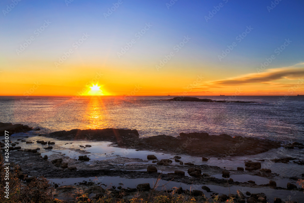 Fototapeta premium Swansea rocks sun horizon