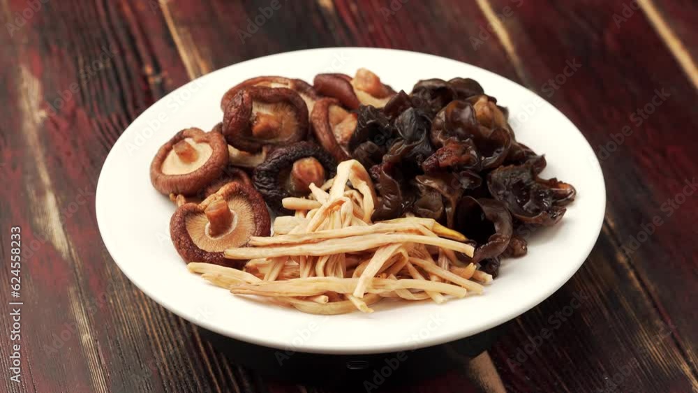 The cooking process of homemade braised noodles with traditional Chinese specialties The cooking process of homemade braised noodles with traditional Chinese specialties