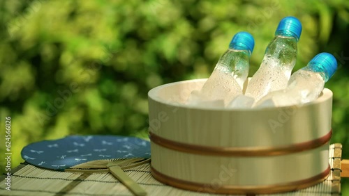 揺れる木漏れ日と木桶で冷える瓶ラムネ / 夏休み・昭和レトロ・日本の夏の風物詩イメージ