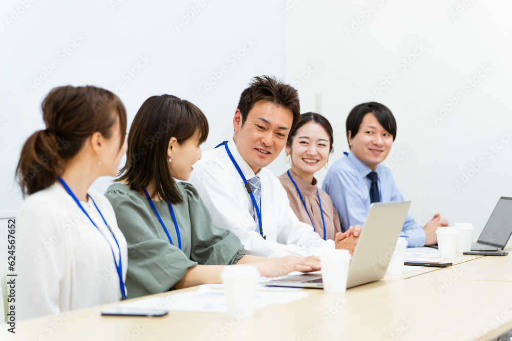 会社・オフィスで並ぶ仕事仲間・同僚・会社員・ビジネスマン・ビジネスウーマン・従業員・スタッフ（5人）
