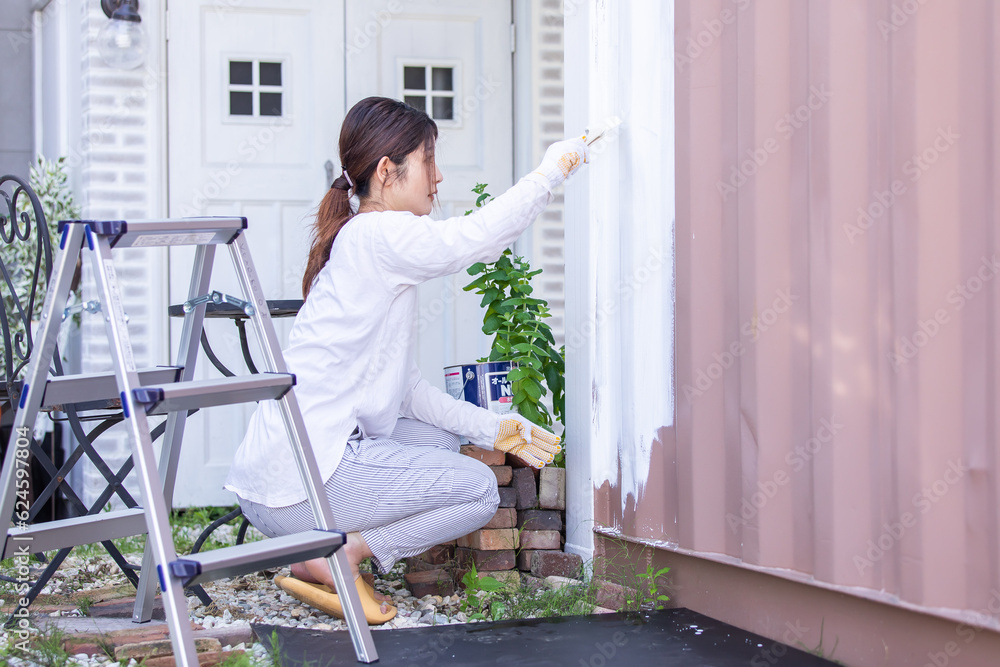 ペンキを塗る女性 woman painting ペンキを塗る女性 woman painting