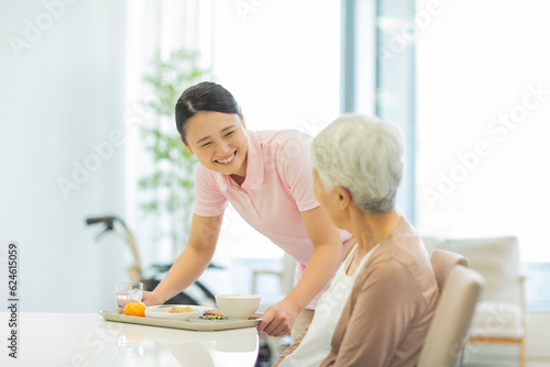 シニア女性と介護士