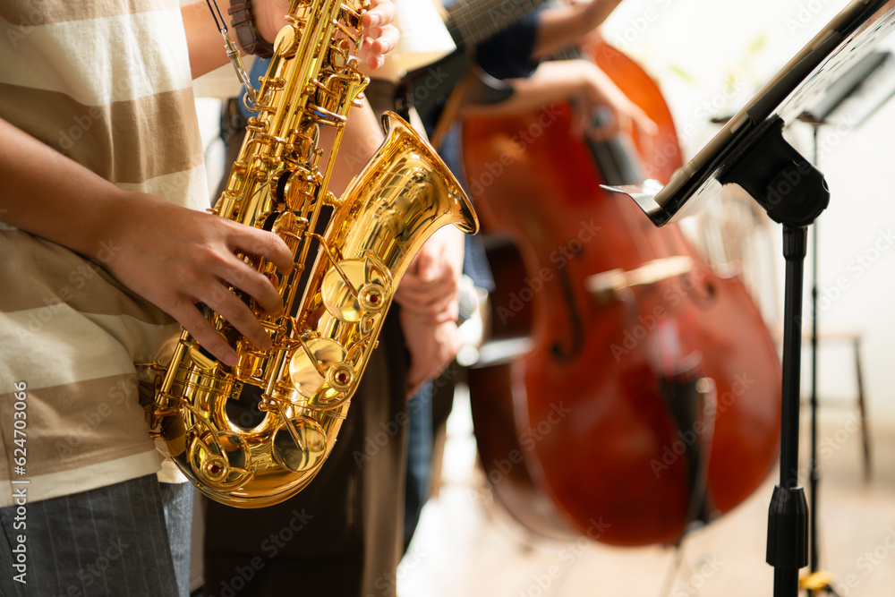 Obraz premium Close-up of a saxophone being played by a jazz band