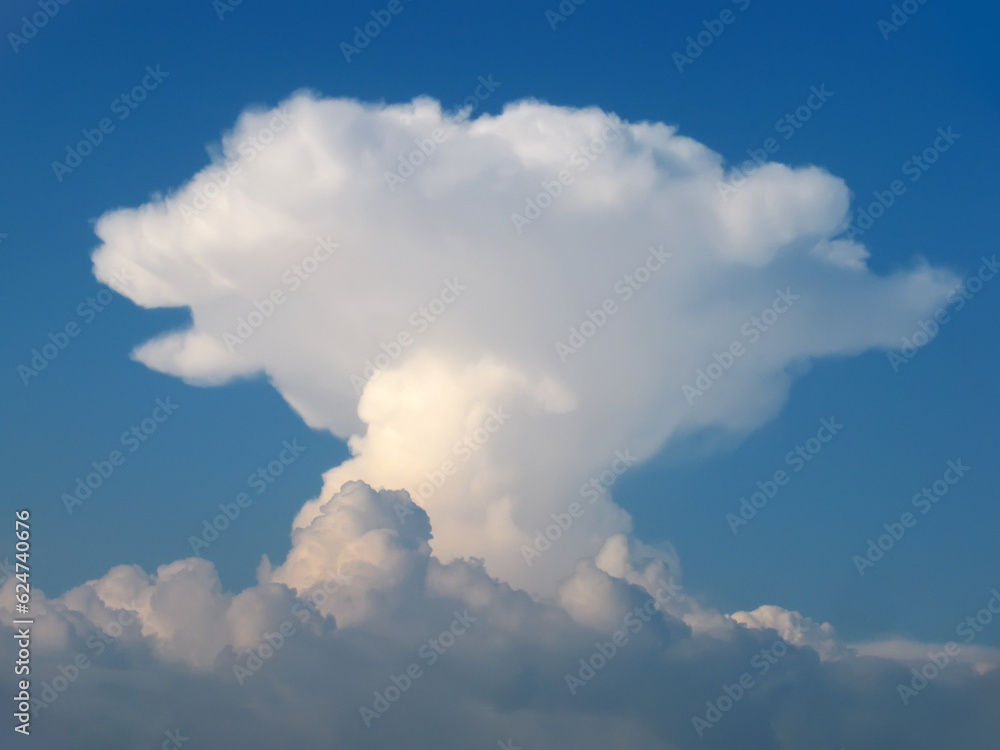 Fototapeta premium Incredible towering cumulonimbus cloud