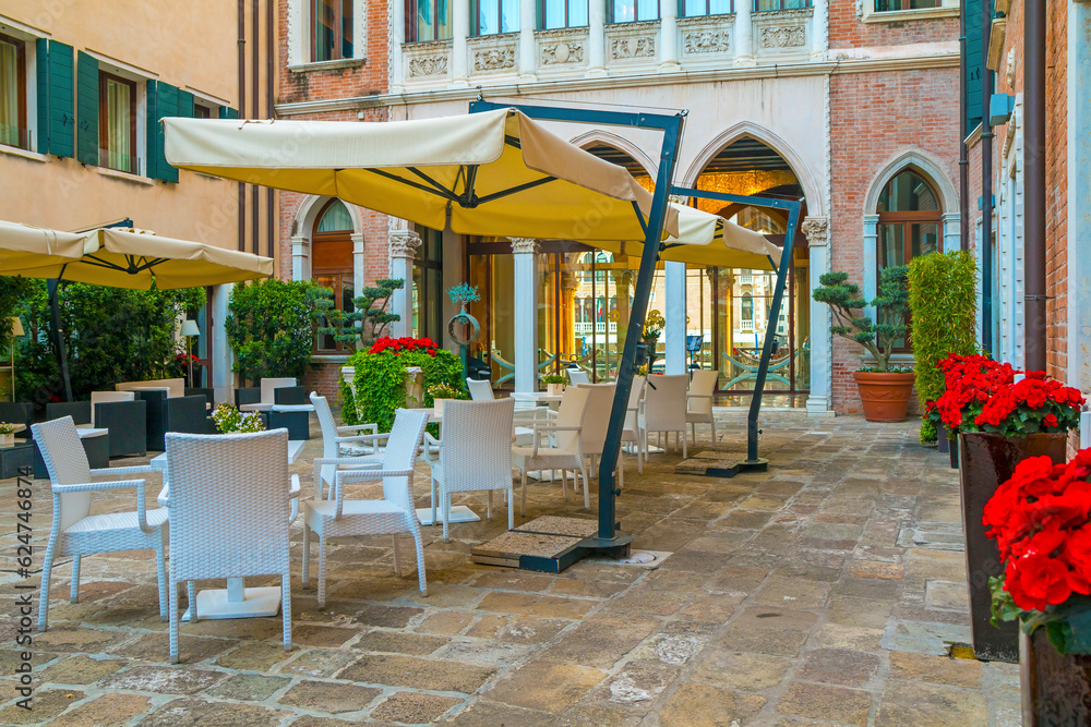 Obraz premium Romantic outdoor restaurant in Venice, Italy in a sunny day at sunrise