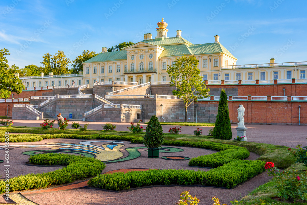 Obraz premium Grand Menshikov palace in summer in Oranienbaum (Lomonosov) park, Saint Petersburg, Russia