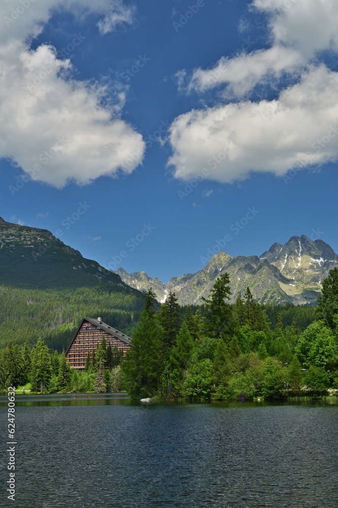 Fototapeta premium Štrbské pleso in der Hohen Tatra, Slowakei, vertikal