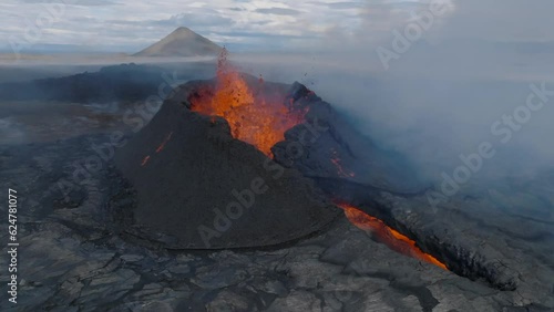 erupción de volcán a vista de drone photo