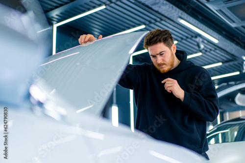 Fotografia Portrait of a man thinking how to fix his white luxury car that broke down in a