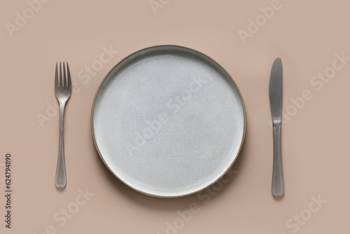 Foto Empty gray plate on beige culinary background