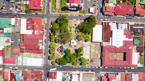 Ciudad desde el aire vuelo con drone lapso de tiempo photo