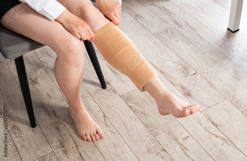 Billede på lærred Orthopedic medical kneecap on the leg of a girl