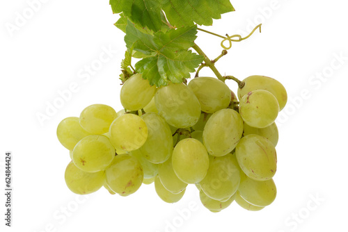 Racimo de uva blanca, con hojas, aislado en blanco
