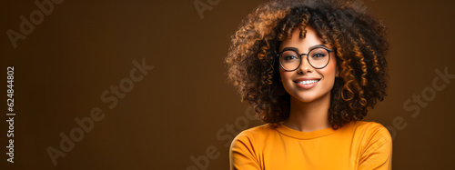 Fröhliche, zufriedene und selbstbewusste Frau mit Brille, Portrait, transparenter Hintergrund mit Platz für Text. Generiert mit KI
