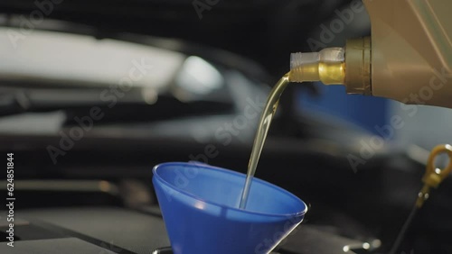 close up pour engine oil 50fps