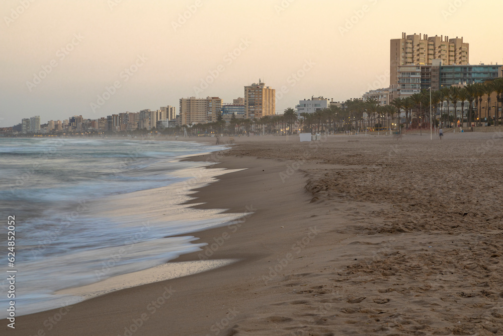 Naklejka premium Die Playa de Muchavista an der Costa Blanca bei El Campello an einem diesigen Frühlingsabend