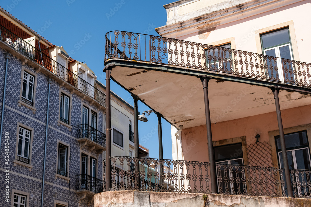 Schmiedeeiserner Balkon an einem Haus in der Altstadt von Lissabon, Portugal