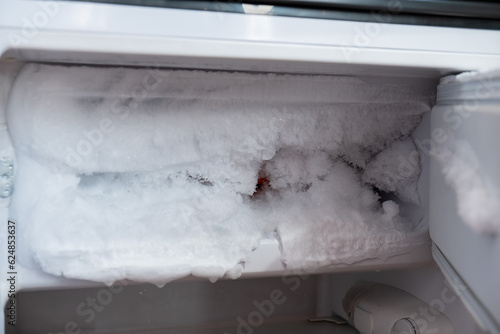 Zugefrorenes Eisfach ein einem Kühlschrank