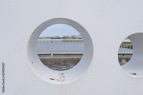 ディズニーランドが向こうに見える穴　Hole where Disneyland can be seen over there.