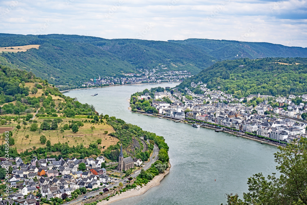 The River Rhine passes between the towns of Boppard and Filsen in Germany