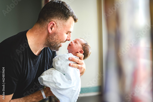 Fotografía New born baby boy resting in father arms