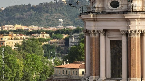 Primo piano di una delle tante cupole di Roma, Italia. 
La cupola che sovrasta Roma nel centro della città photo