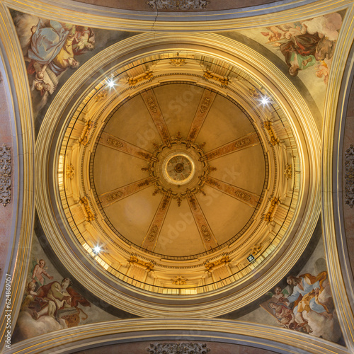Fotografiet VALENCIA, SPAIN - FEBRUAR 17, 2022: The cupola of the church Iglesia de Santo Tomas with Four Evangelist by Antonio Richarte and Jose Vergara Gimeno from 18
