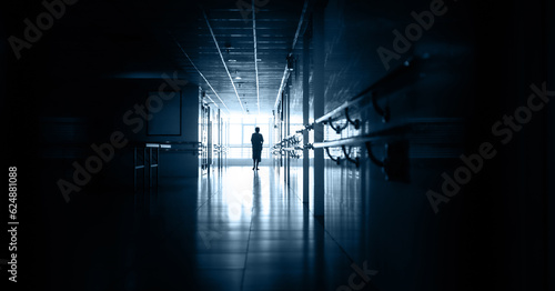 Foto People walking in hospital corridor
