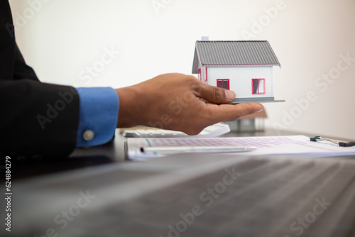 Wallpaper Mural real estate agent is handing over home to customer after selecting home and negotiating sales contract with the real estate agent. The concept of buying home from reliable real estate agent Torontodigital.ca