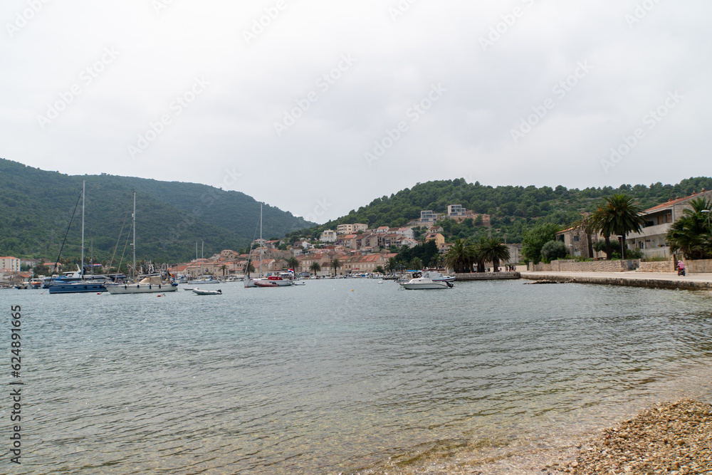 Blick auf kroatische Insel mit Segelbooten
