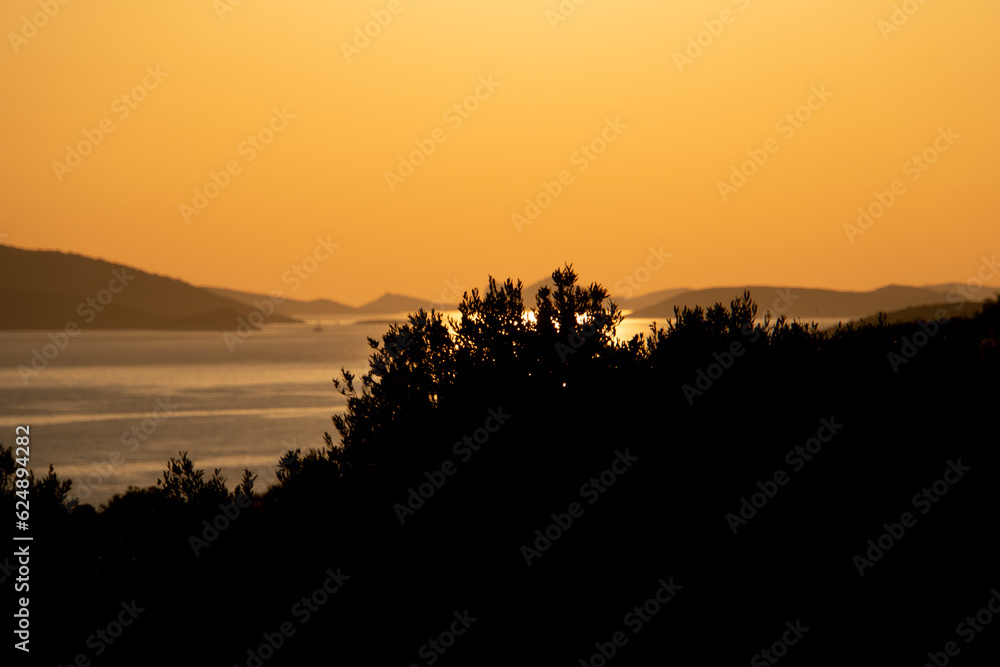 Sonnenuntergang von einer kroatischen Insel mit Blick aufs Meer