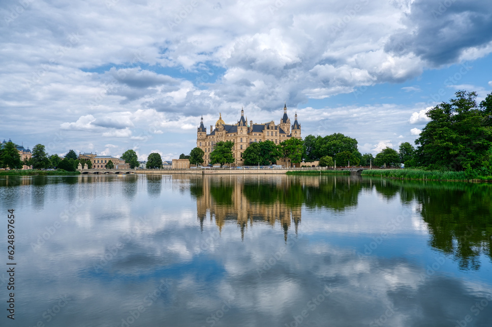 See und Ansicht des historisches Schloss in Schwerin