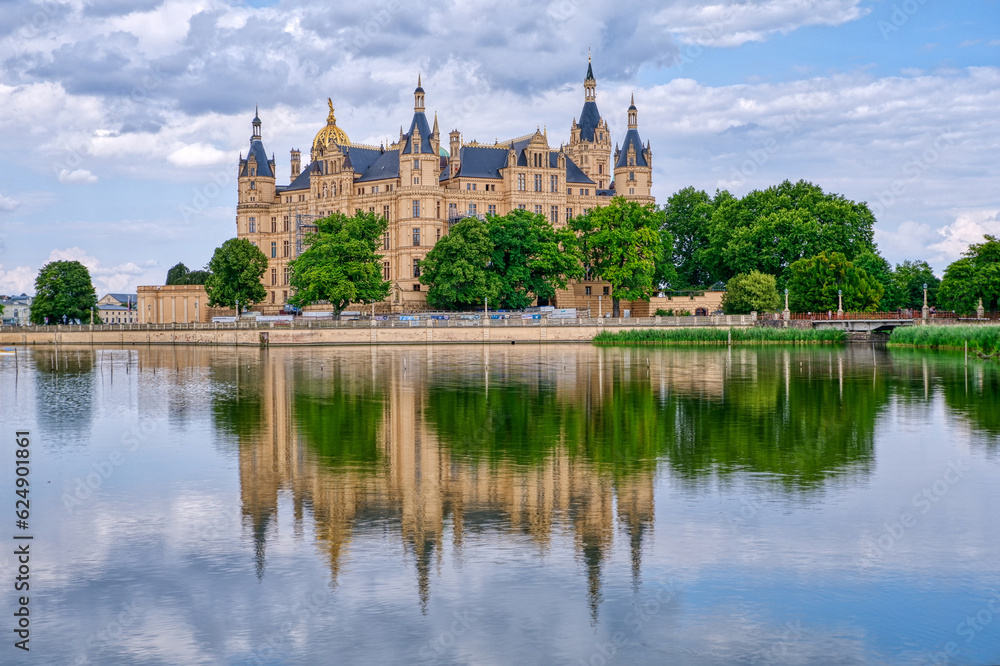 See und Spiegelung des historisches Schloss in Schwerin