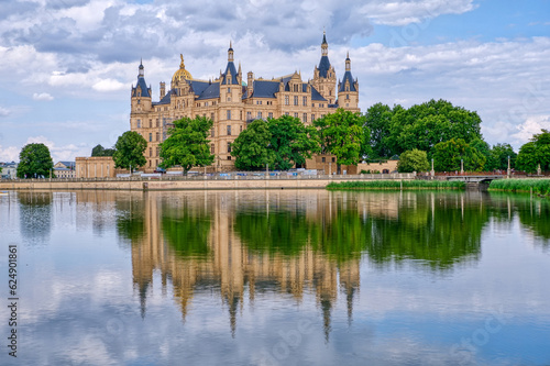 See und Spiegelung des historisches Schloss in Schwerin © hespasoft