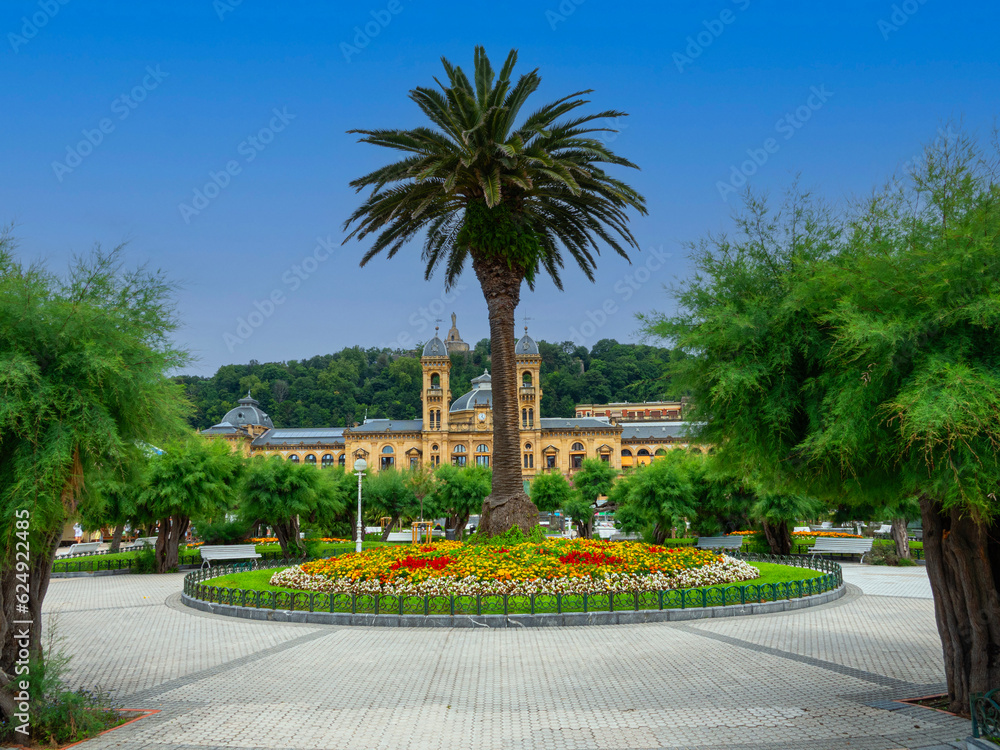 Φωτογραφία Alderdi Eder Gardens in San Sebastian, Spain, palm and tree–filled park by the beach, with colorful gardens