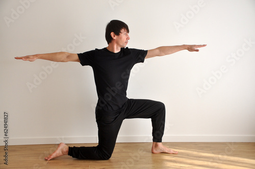 homem fazendo relaxamento, pose de yoga, alongamento e exercício corporal e mental , saúde e paz 