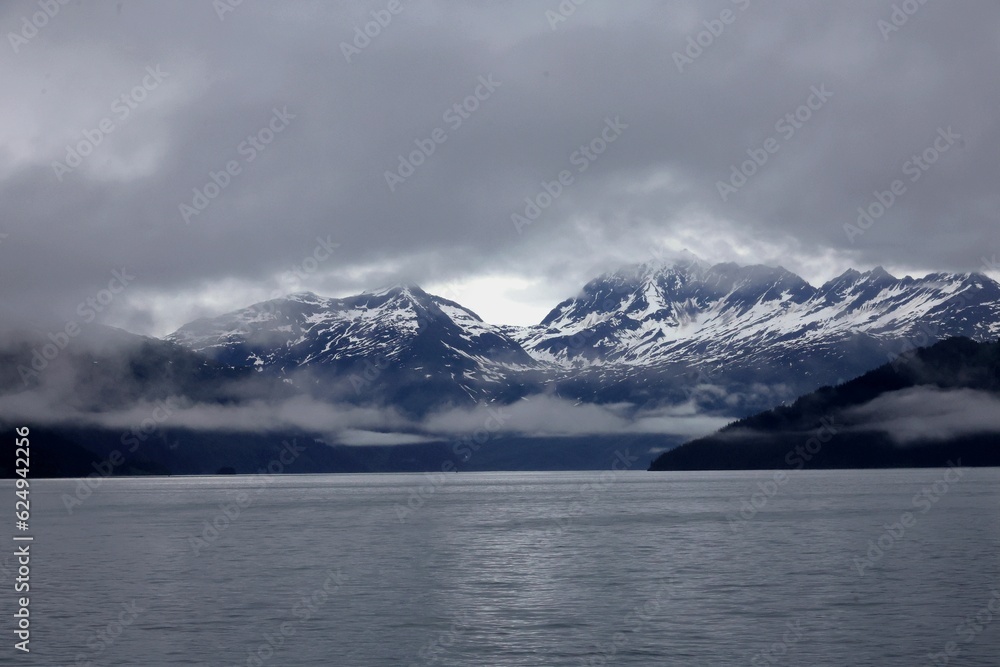 Berge am Prince William Sound in den Wolken