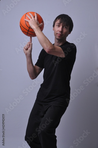 homem esportista educador fisíco segurano bola de basquete © Alexandre