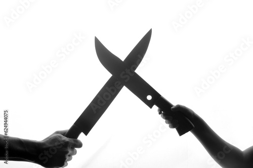 versus, mãos segurando facas prontas para batalha  photo