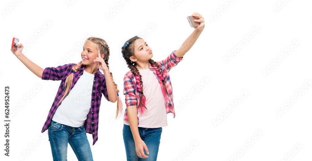 Obraz premium school children making selfie. girl children having selfie time. school friends capture fun with selfie. friendship concept. heartwarming friendship selfie. Nurturing school companionship. copy space