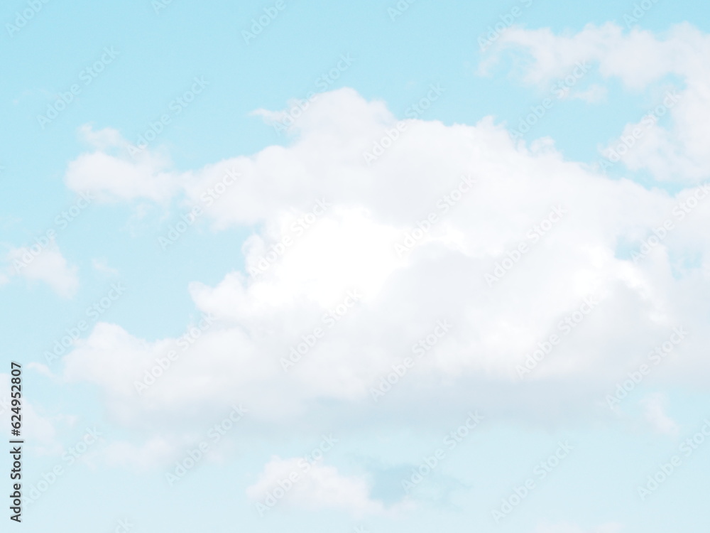 Chmura na błękitnym niebie