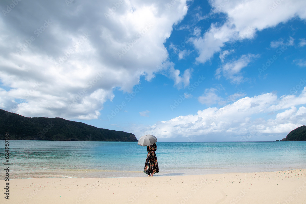 奄美大島・ビーチを見る女性