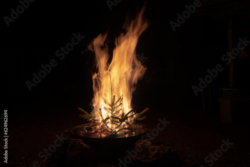 Christbaum steht in Feuerschale in Flammen