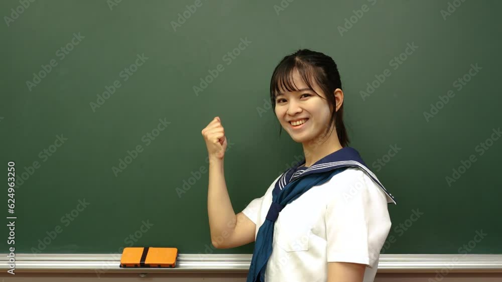 黒板でガッツポーズをする女子高生 黒板でガッツポーズをする女子高生